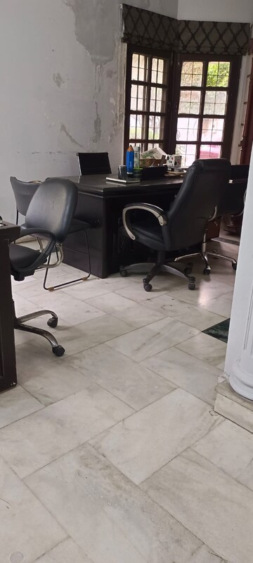 Gym in 6 BHK Villa at Sainik Farm – for Rent