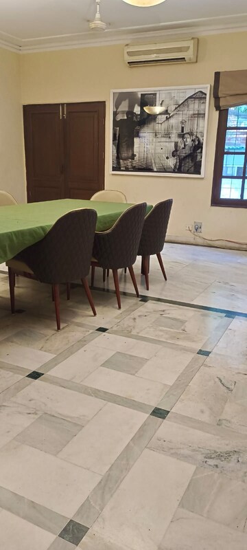 Team Area in 6 BHK Villa at Sainik Farm – for Rent