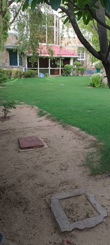 Plot Area in 6 BHK Villa at Sainik Farm – for Rent