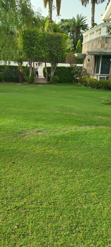 6 BHK Villa – Garden View at Sainik Farm - for Rent