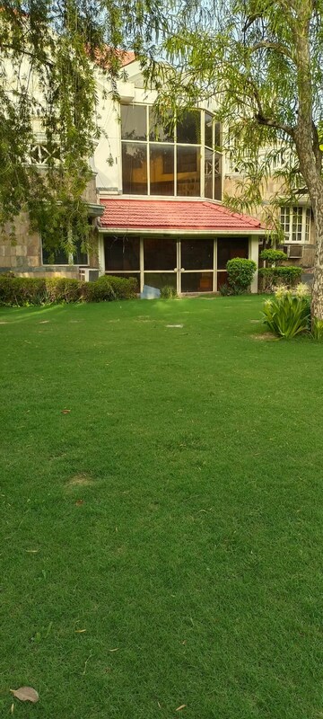 6 BHK Villa – Garden View at Sainik Farm - for Rent