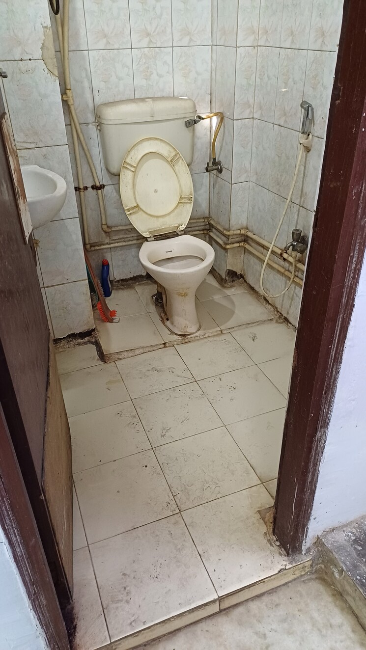 Bathroom, lajpat nagar ii 1 Bedroom 520 Sq.Ft. Builder Floor In Lajpat Nagar ii Delhi 9179553