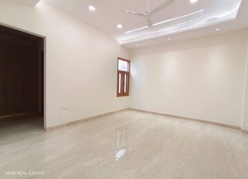 Room in 4 BHK Builder Floor at Saket – for Rent