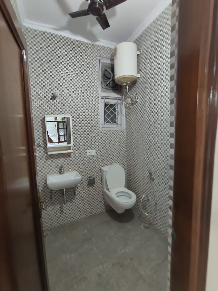Bathroom, greater kailash part 3 3 Bedroom 217 Sq.Yd. Builder Floor In Greater Kailash Part 3 Delhi 9179503