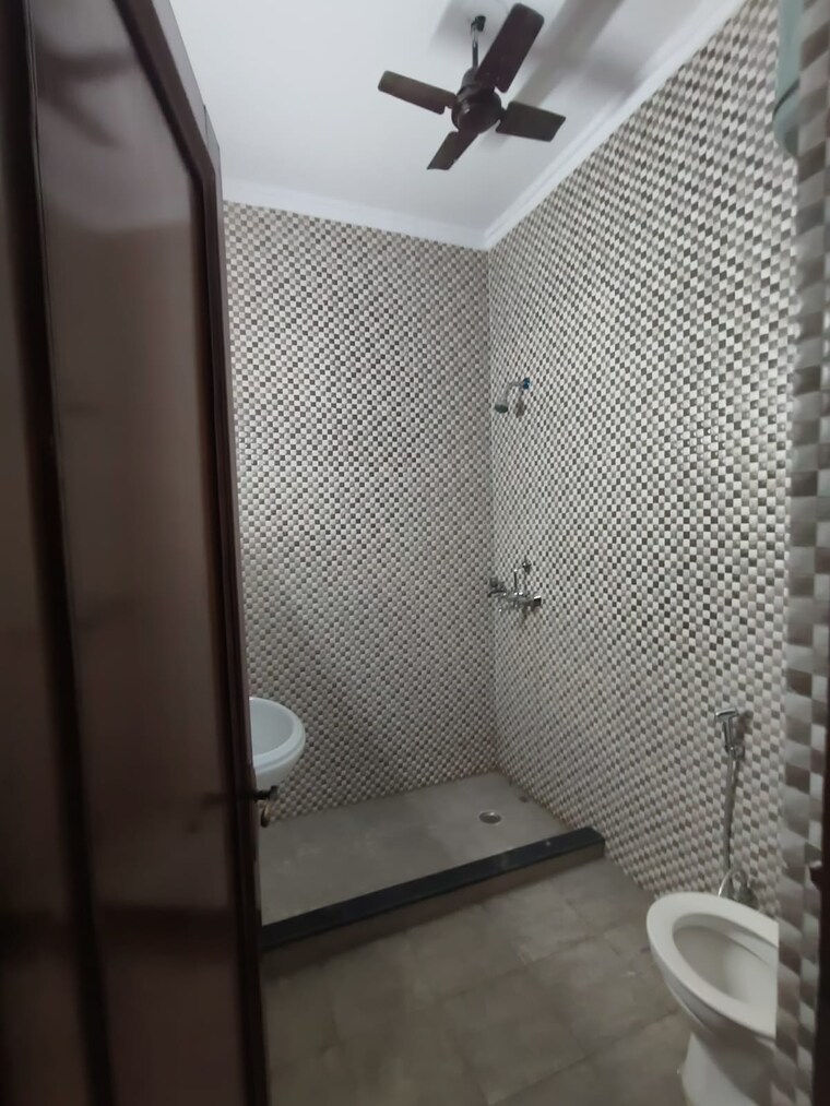 Bathroom, greater kailash part 3 3 Bedroom 217 Sq.Yd. Builder Floor In Greater Kailash Part 3 Delhi 9179503