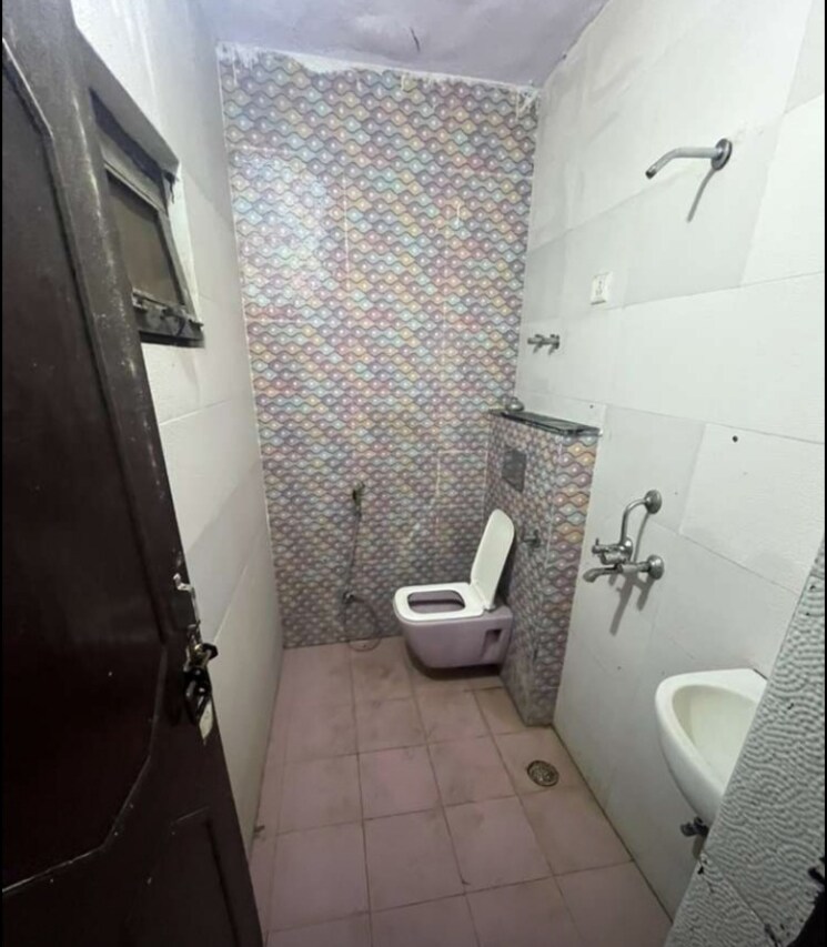 Bathroom, shalimar garden extension i 3 Bedroom 1300 Sq.Ft. Apartment In Shalimar Garden Extension I Ghaziabad 9179497