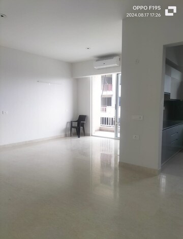 Room in 3 BHK Apartment at Unitech Palms, South City 1 – for Rent