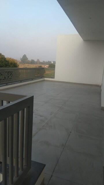 Room in 3 BHK Builder Floor at Omaxe Silver Birch, North Mullanpur – for Rent