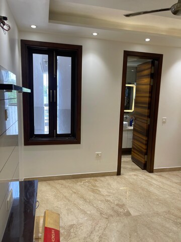 Room in 3 BHK Builder Floor at Vikas Puri – for Rent