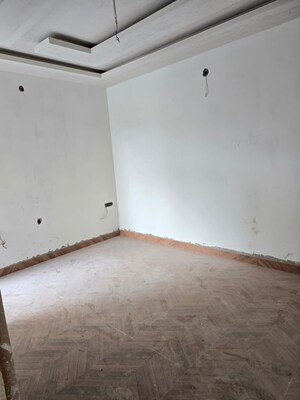 Room in 4 BHK Independent House at JakhaN-Rajpur Road – for Sale