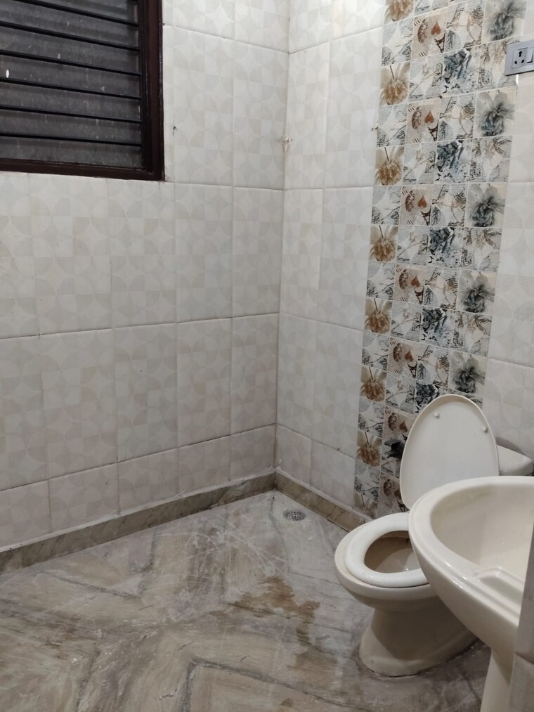 Bathroom, green fields colony 3 Bedroom 1900 Sq.Ft. Builder Floor In Green Fields Colony Faridabad 9179732