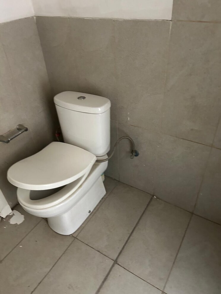 Bathroom, pioneer-park-phase-1 3 Bedroom 2250 Sq.Ft. Apartment In Sector 61 Gurgaon 9179798