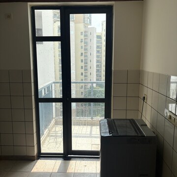 Room in 3 BHK Apartment at Unitech Uniworld Gardens, Islampur – for Rent