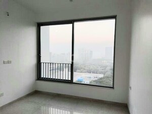 Room in 4 BHK Apartment at Oberoi Enigma, Mulund West – for Sale