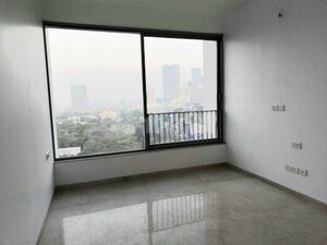 Room in 4 BHK Apartment at Oberoi Enigma, Mulund West – for Sale