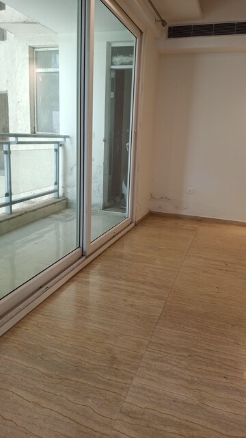 Room in 3 BHK Apartment at Antriksh Golf View, Sector 78 – for Rent