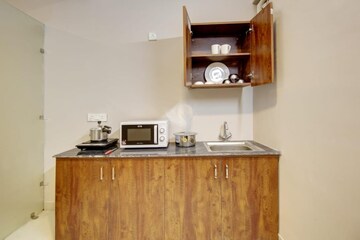 Furnished Amenities in 4 BHK Builder Floor at South City 1 – for Rent