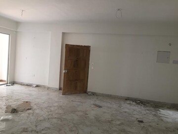 Room in 4 BHK Apartment at Punjabi Para – for Sale