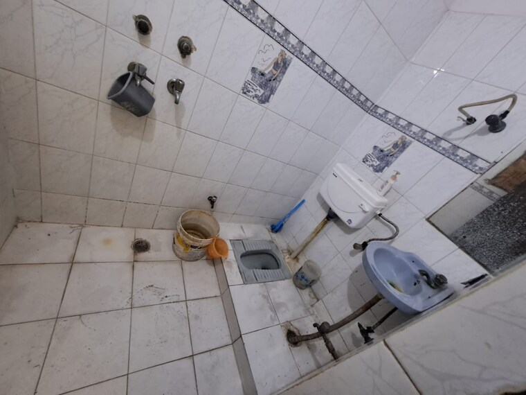 Bathroom, vaishali sector 6 2 Bedroom 900 Sq.Ft. Builder Floor In Vaishali Sector 6 Ghaziabad 9180070
