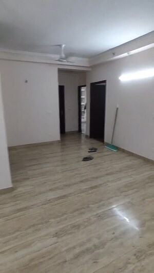 Room in 3 BHK Apartment at Gaursons Ska Green Mansion, Sector 12 Greater Noida – for Sale