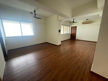 Room in 4 BHK Apartment at Worli Sea Face – for Rent