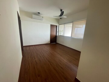 Room in 4 BHK Apartment at Worli Sea Face – for Rent