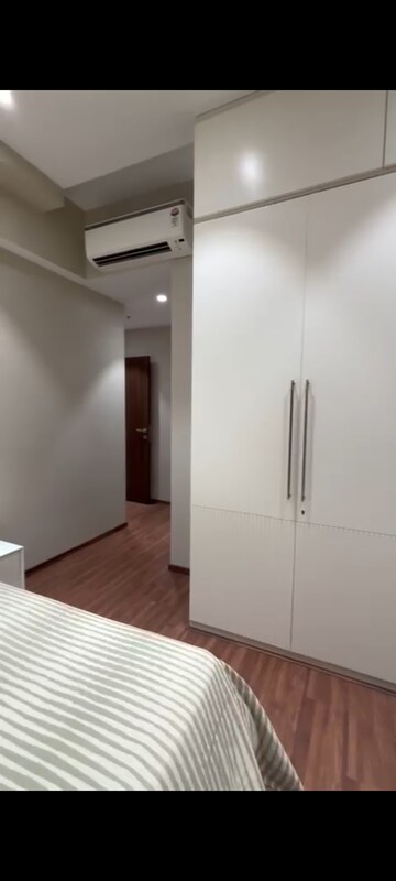 Room in 3 BHK Apartment at Piramal Aranya Arav, Byculla – for Rent