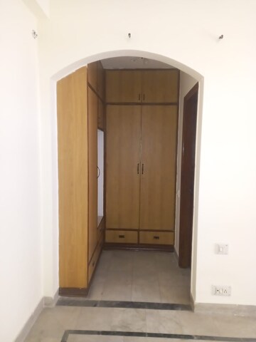 Building Lobby in 3 BHK Apartment at The Cedar Estate, Sector 54 – for Rent