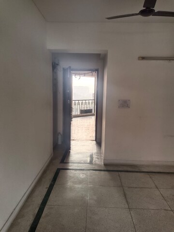 Building Lobby in 3 BHK Apartment at The Cedar Estate, Sector 54 – for Rent