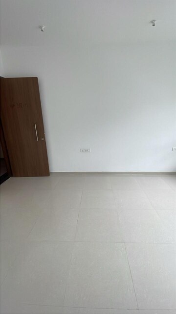 Room in 2 BHK Apartment at Kalpataru Immensa, Kolshet Road – for Rent