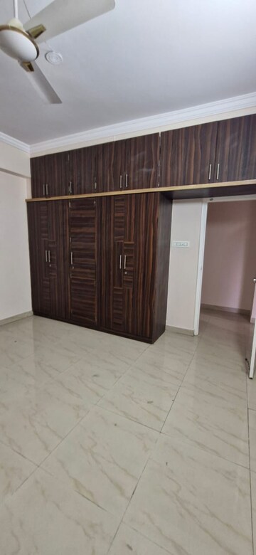 Room in 3 BHK Builder Floor at Kondapur – for Rent