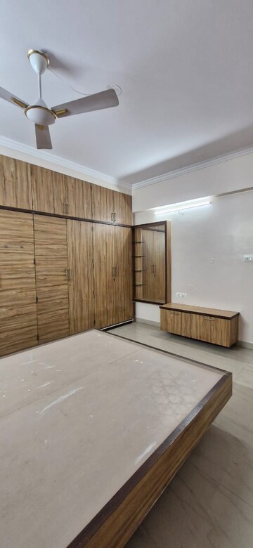 Room in 3 BHK Builder Floor at Kondapur – for Rent