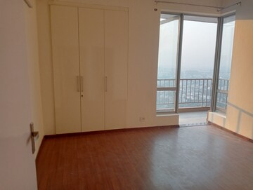 Room in 3.5 BHK Apartment at Pioneer Park Phase 1, Sector 61 – for Rent