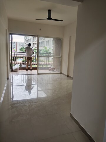 Room in 2 BHK Apartment at Mantra 29 Gold Coast, Tingre Nagar – for Rent
