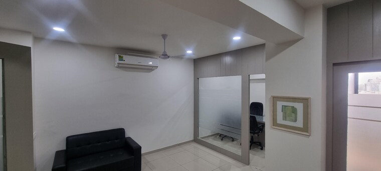 Room, alkapuri Commercial Office Space 625 Sq.Ft. In Alkapuri Vadodara 9180640