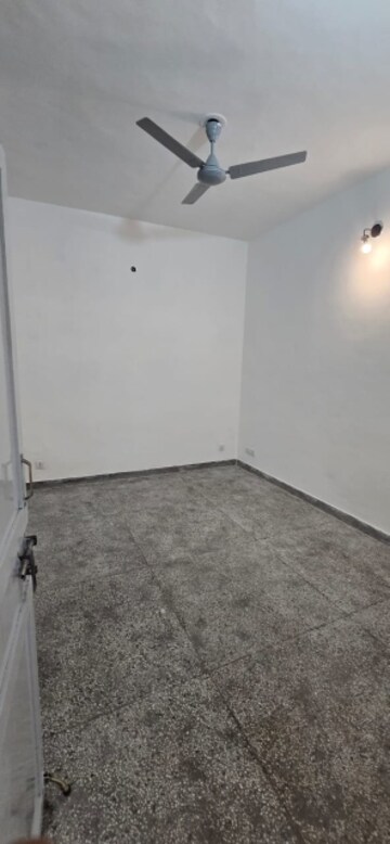 Room in 3 BHK Apartment at DDA Rosewood Apartments, Vasant Kunj – for Rent