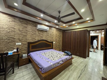 Bedroom in 3 BHK Builder Floor at Sector 38 – for Rent