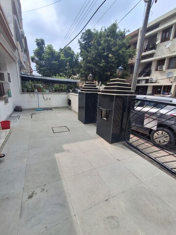 Parking in 2 BHK Builder Floor at Sector 35 – for Rent