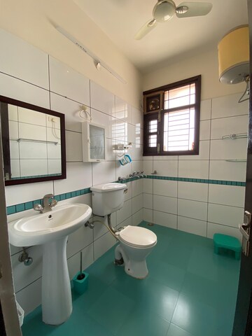 Team Area in 2 BHK Builder Floor at Sector 35 – for Rent