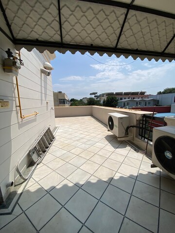 Balcony in 2 BHK Builder Floor at Sector 35 – for Rent