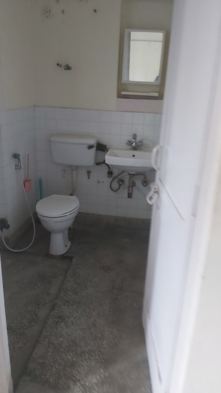 Bathroom, mayur vihar 3 Bedroom 1250 Sq.Ft. Apartment In Mayur Vihar Delhi 9180762