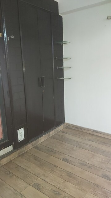 Room in 3.5 BHK Apartment at Mayur Vihar – for Rent