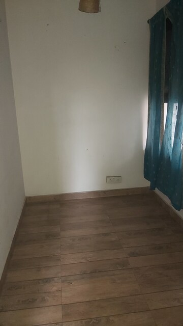 Room in 3.5 BHK Apartment at Mayur Vihar – for Rent