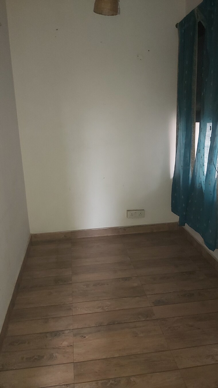 Room, mayur vihar 3.5 Bedroom 1350 Sq.Ft. Apartment In Mayur Vihar Delhi 9180782