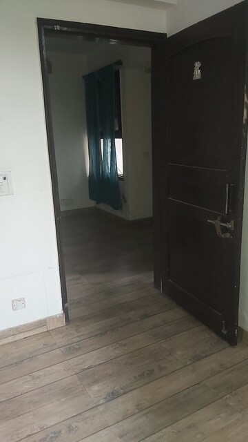 Room in 3.5 BHK Apartment at Mayur Vihar – for Rent
