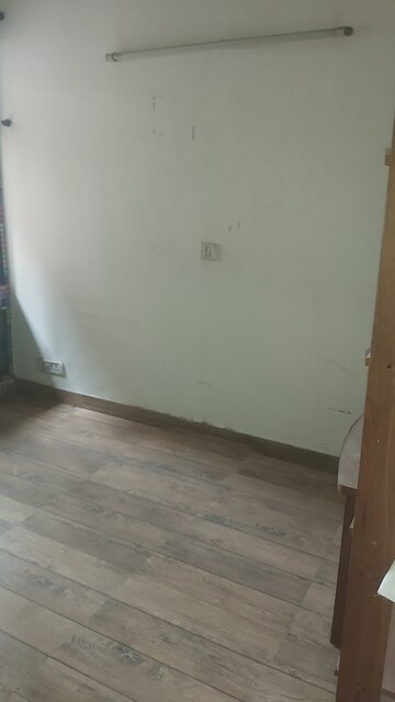Furnished Amenities in 3.5 BHK Apartment at Mayur Vihar – for Rent