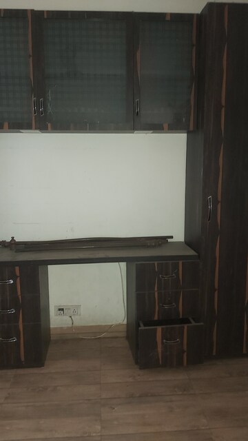 Room in 3.5 BHK Apartment at Mayur Vihar – for Rent