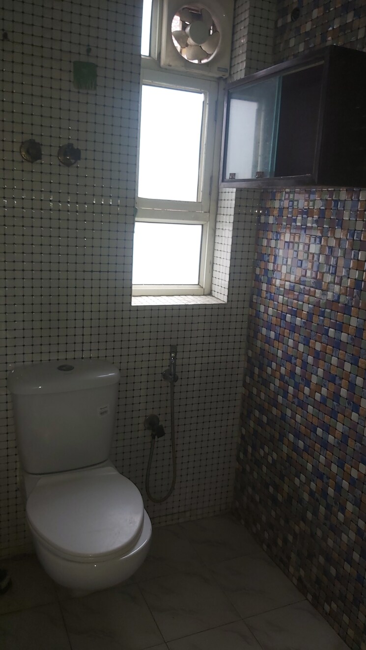 Attached Bathroom, mayur vihar 3.5 Bedroom 1350 Sq.Ft. Apartment In Mayur Vihar Delhi 9180782
