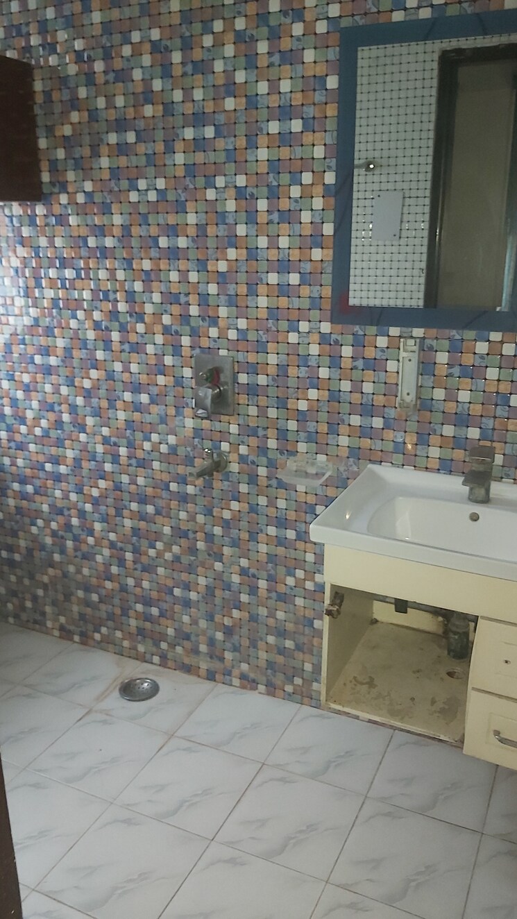 Bathroom, mayur vihar 3.5 Bedroom 1350 Sq.Ft. Apartment In Mayur Vihar Delhi 9180782