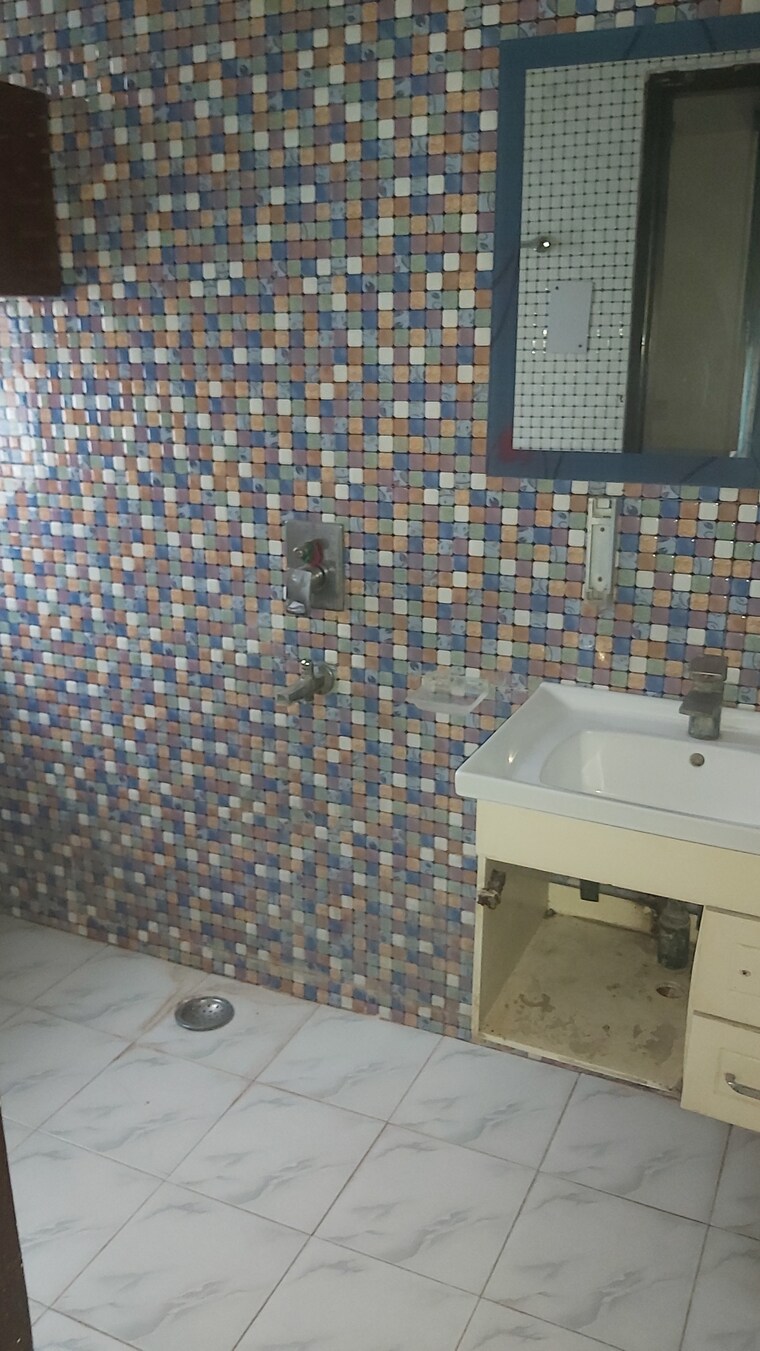 Bathroom, mayur vihar 3.5 Bedroom 1350 Sq.Ft. Apartment In Mayur Vihar Delhi 9180782